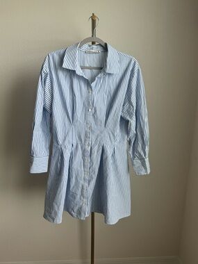 Abercrombie & Fitch Blue and White Striped Button-Up Shirt
